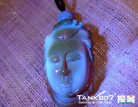 網(wǎng)上用紫光手電鑒定琥珀的帖子這么多，哪個是真假？